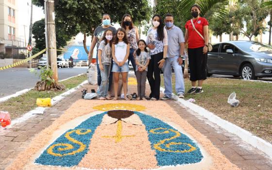 Confecção dos tapetes para a Procissão de Corpus Christi